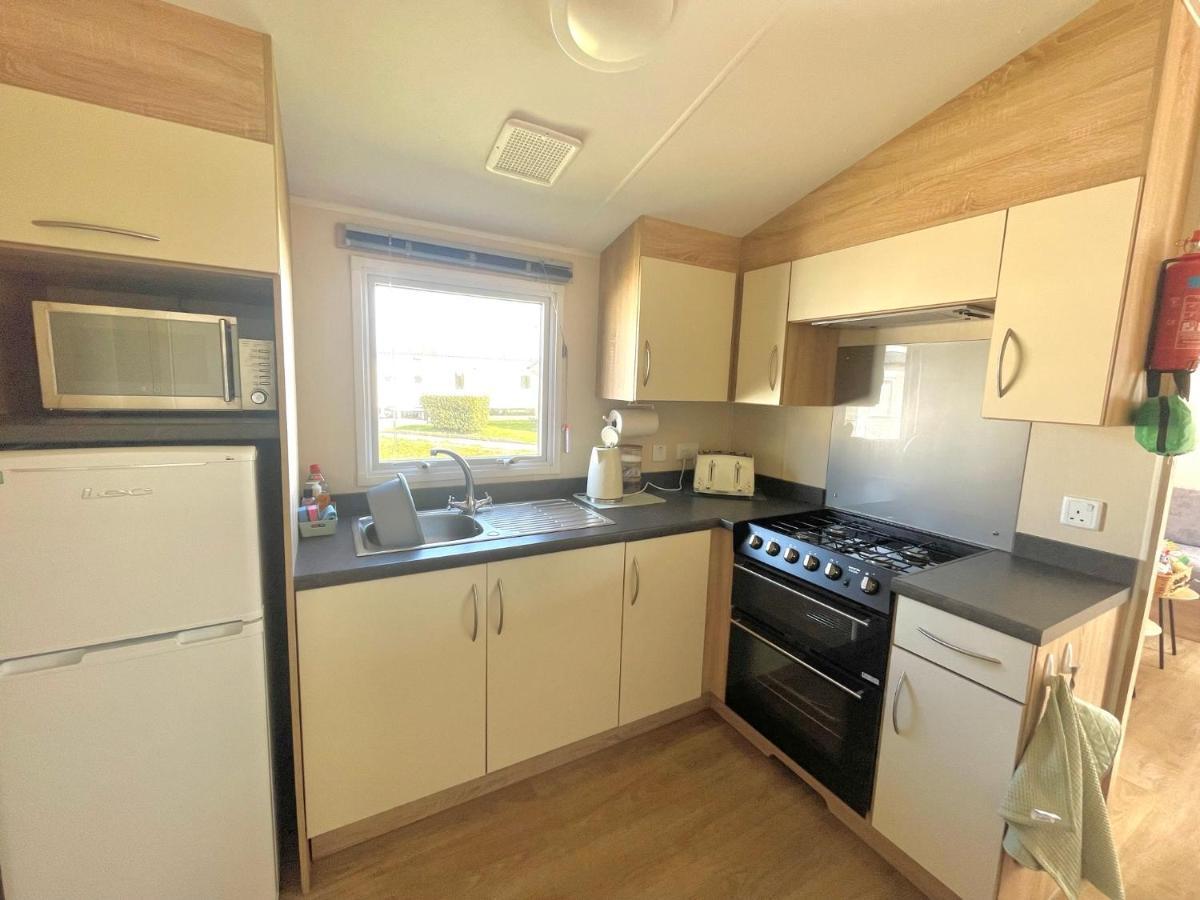 Trecco Bay Caravan Hire 4 Bedrooms Sleeps 10 Porthcawl Exterior foto